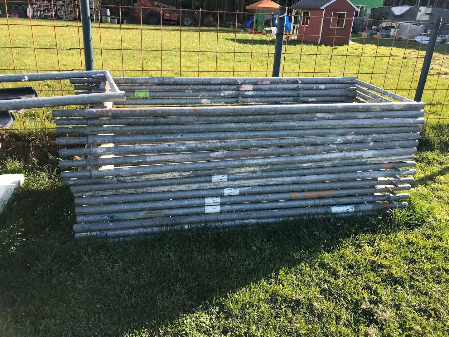 125 qm Plettac SL Bau-Fassadengerüst 250 auch für Dacharbeiten geeignet.