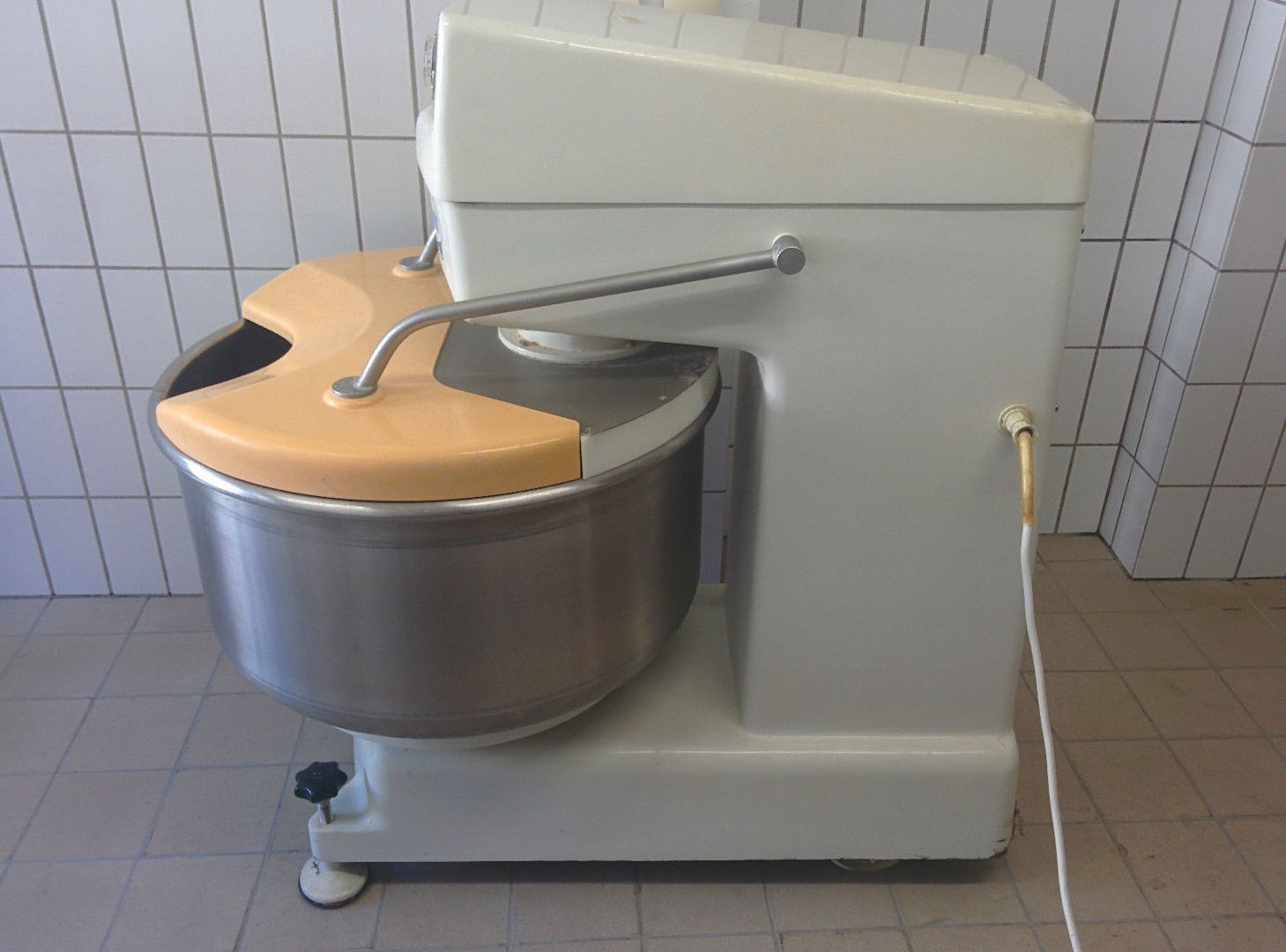 Diosna fahrbarer Spiralteigkneter SP 120 D mit 2 Gängen 2 Uhren und Abdeckhaube