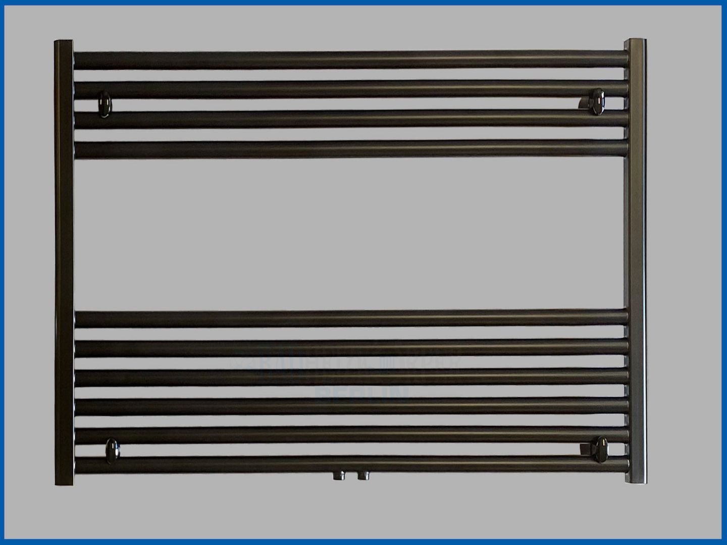 Badheizkörper SMYRNA PLUS Schwarz Matt  Breite: 800 mm. Höhe: 600 mm. Badheizkörper SMYRNA PLUS Schwarz Matt  Breite: 800 mm. Höhe: 600 mm.