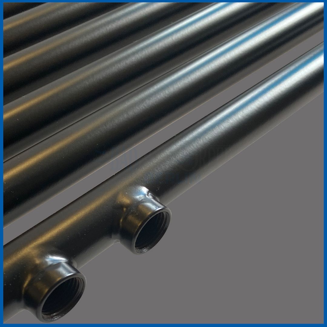 Badheizkörper SMYRNA PLUS Schwarz Matt  Breite: 800 mm. Höhe: 600 mm. Badheizkörper SMYRNA PLUS Schwarz Matt  Breite: 800 mm. Höhe: 600 mm.