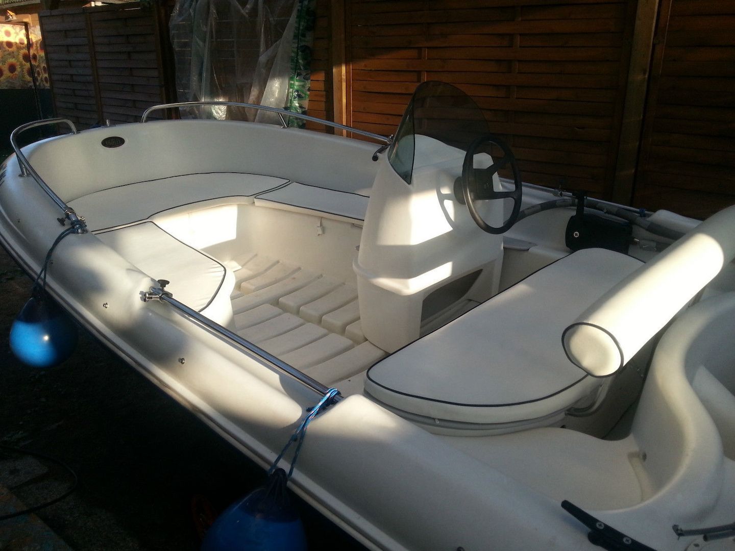 Motoryacht Motorboot Sportboot mit Motor+Strassentrailer+Persenning+Polster .