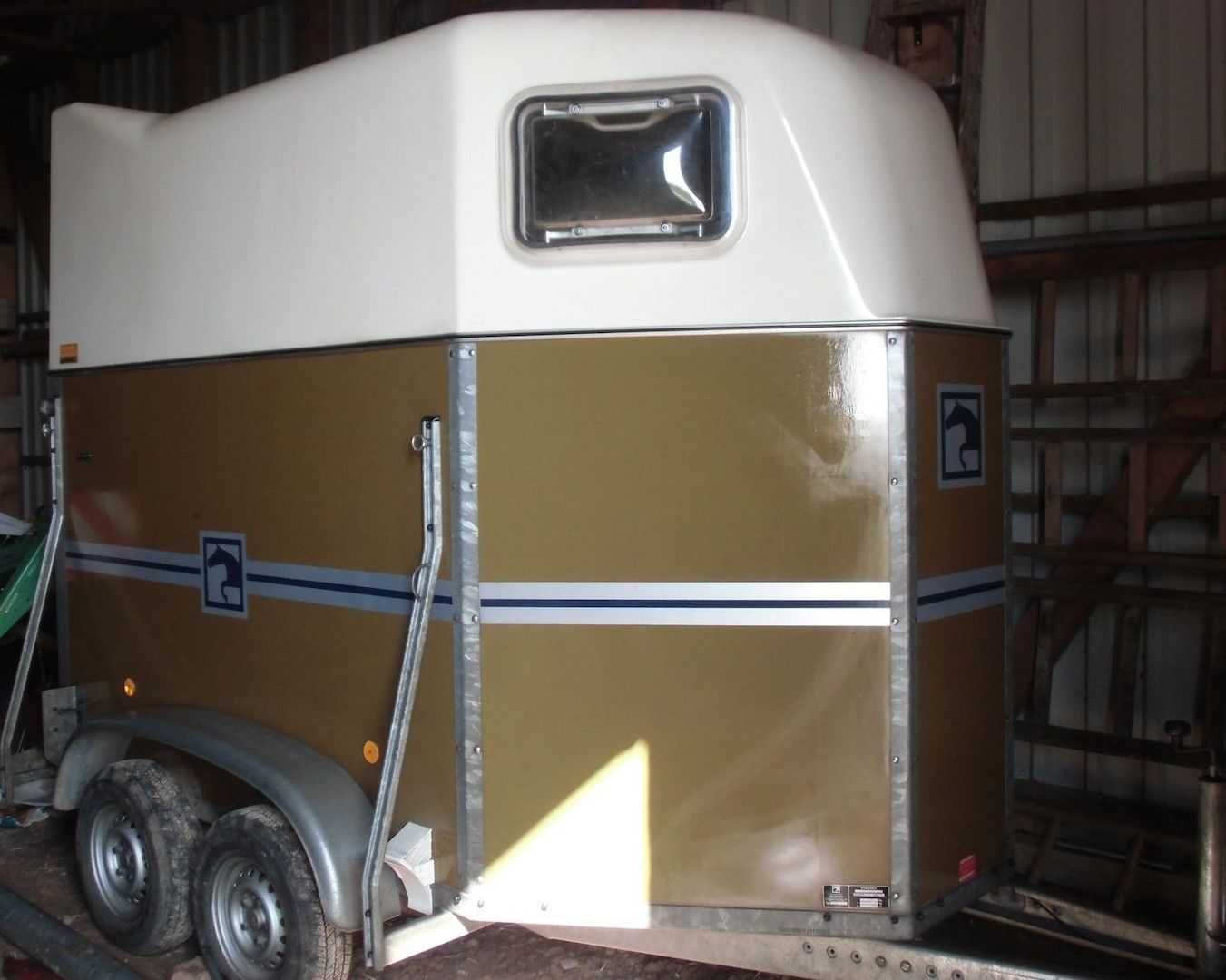 Pferdeanhänger mit schwenk und klappbarer Klappe im neuwertigen Zustand