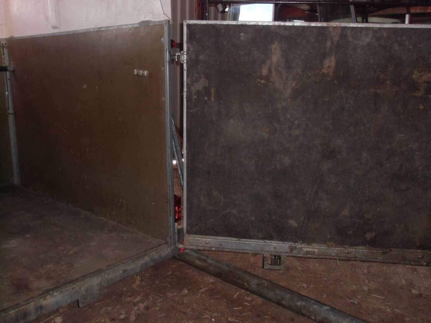 Pferdeanhänger mit schwenk und klappbarer Klappe im neuwertigen Zustand