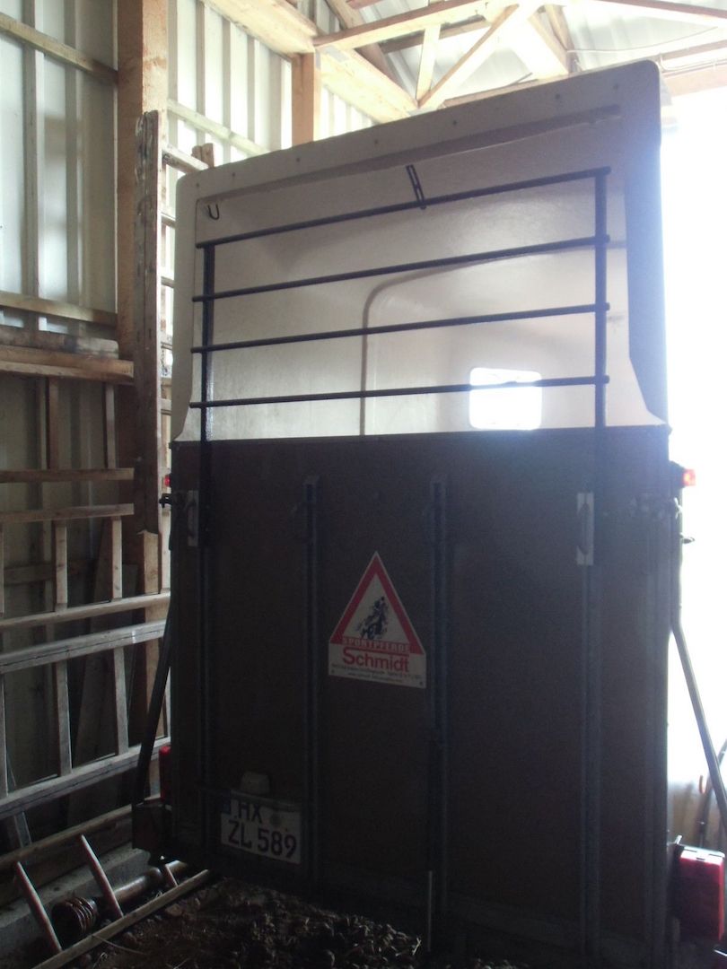 Pferdeanhänger mit schwenk und klappbarer Klappe im neuwertigen Zustand