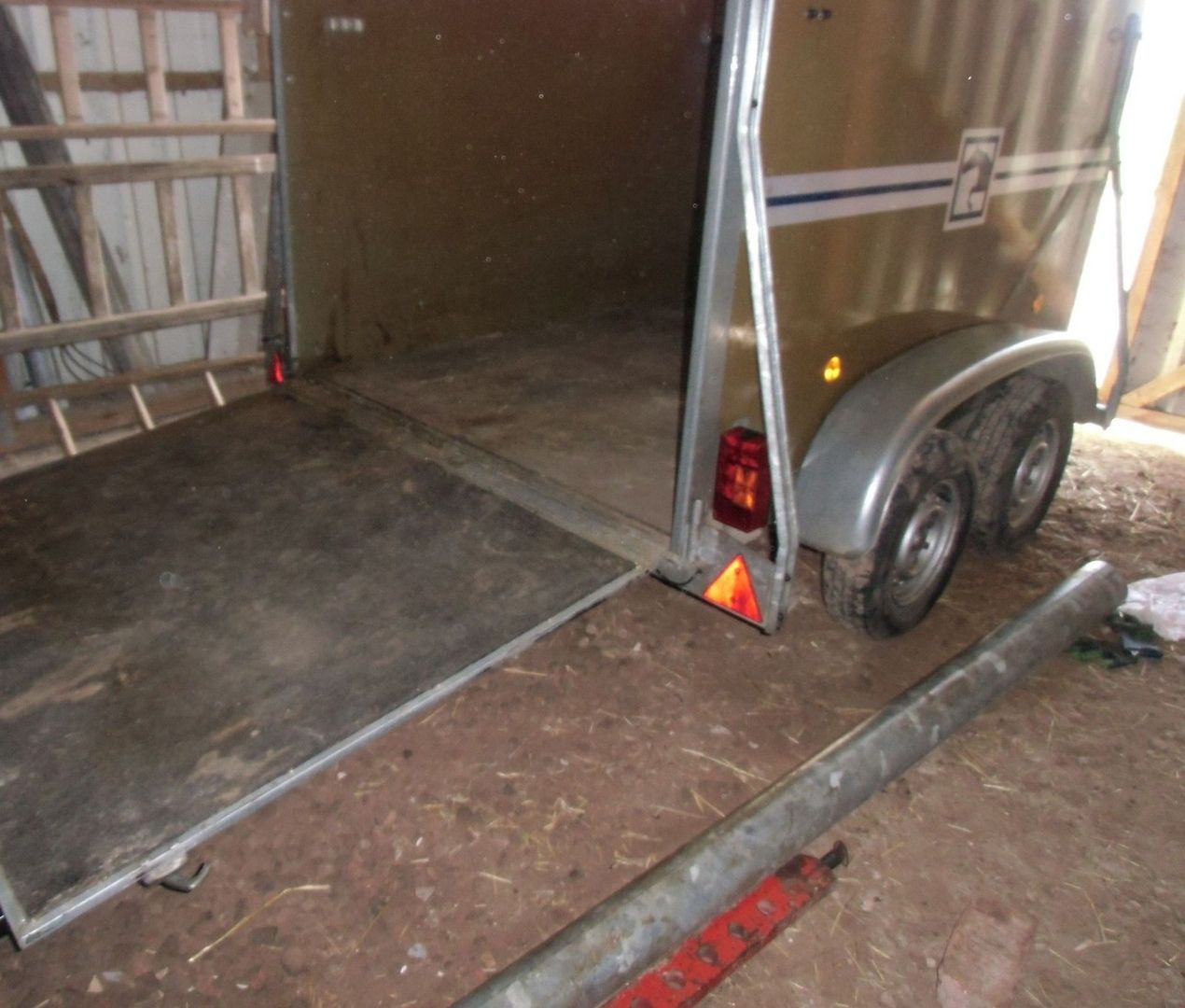 Pferdeanhänger mit schwenk und klappbarer Klappe im neuwertigen Zustand