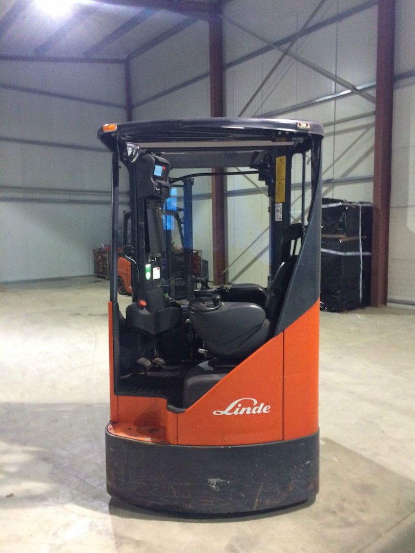 Regalstapler Schubmaststapler Stapler Linde R14 X