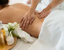 Thaimassage mit Öl für den ganzen Körper