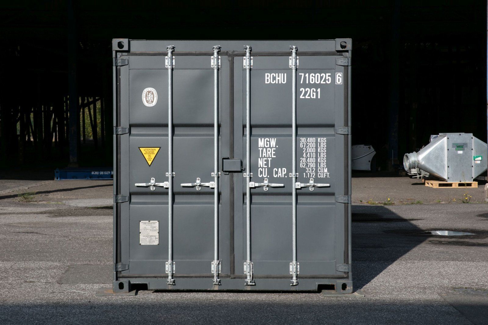 Grauer 20-Fuß-Seecontainer, neuwertig