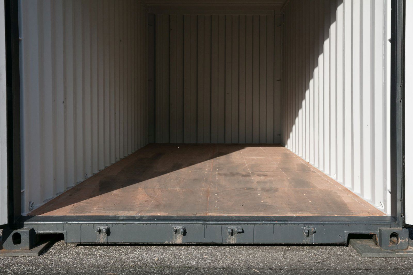 Grauer 20-Fuß-Seecontainer, neuwertig