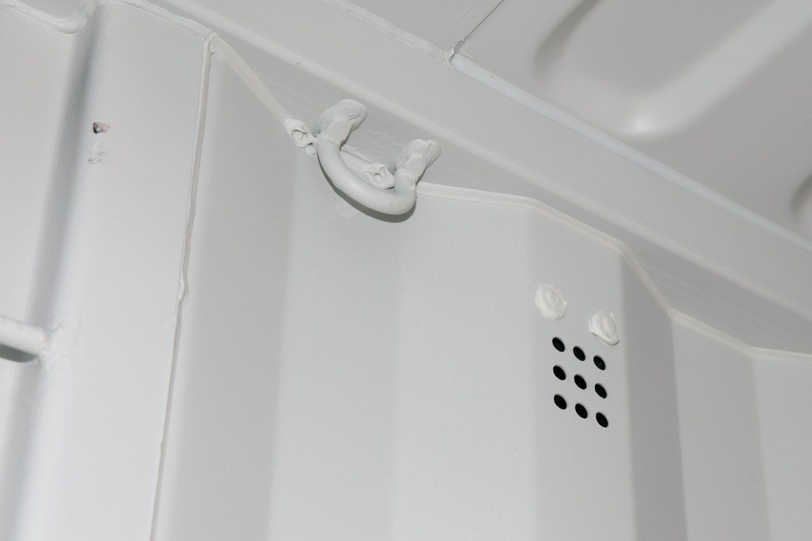 Grauer 20-Fuß-Seecontainer, neuwertig