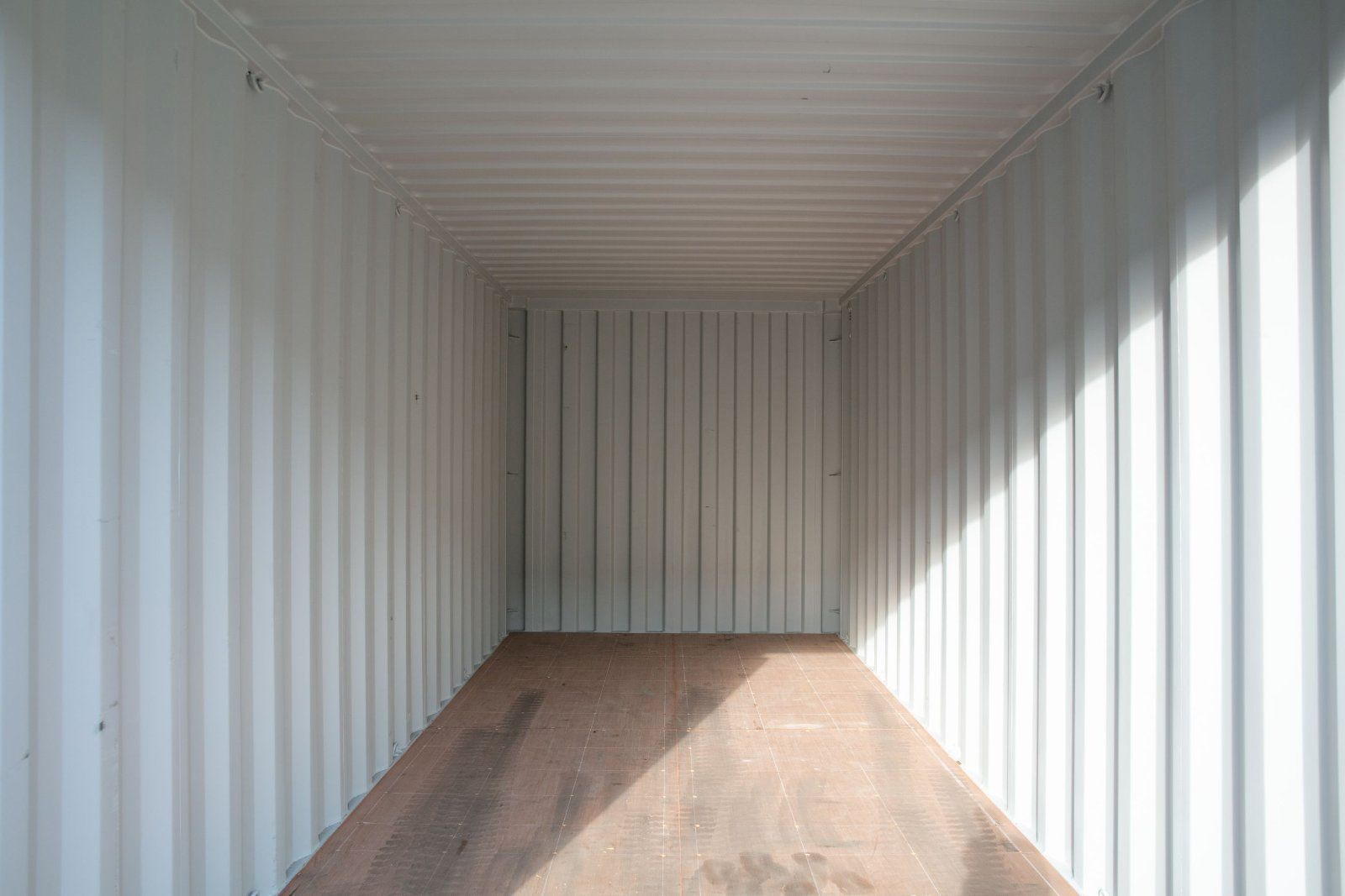 Grauer 20-Fuß-Seecontainer, neuwertig