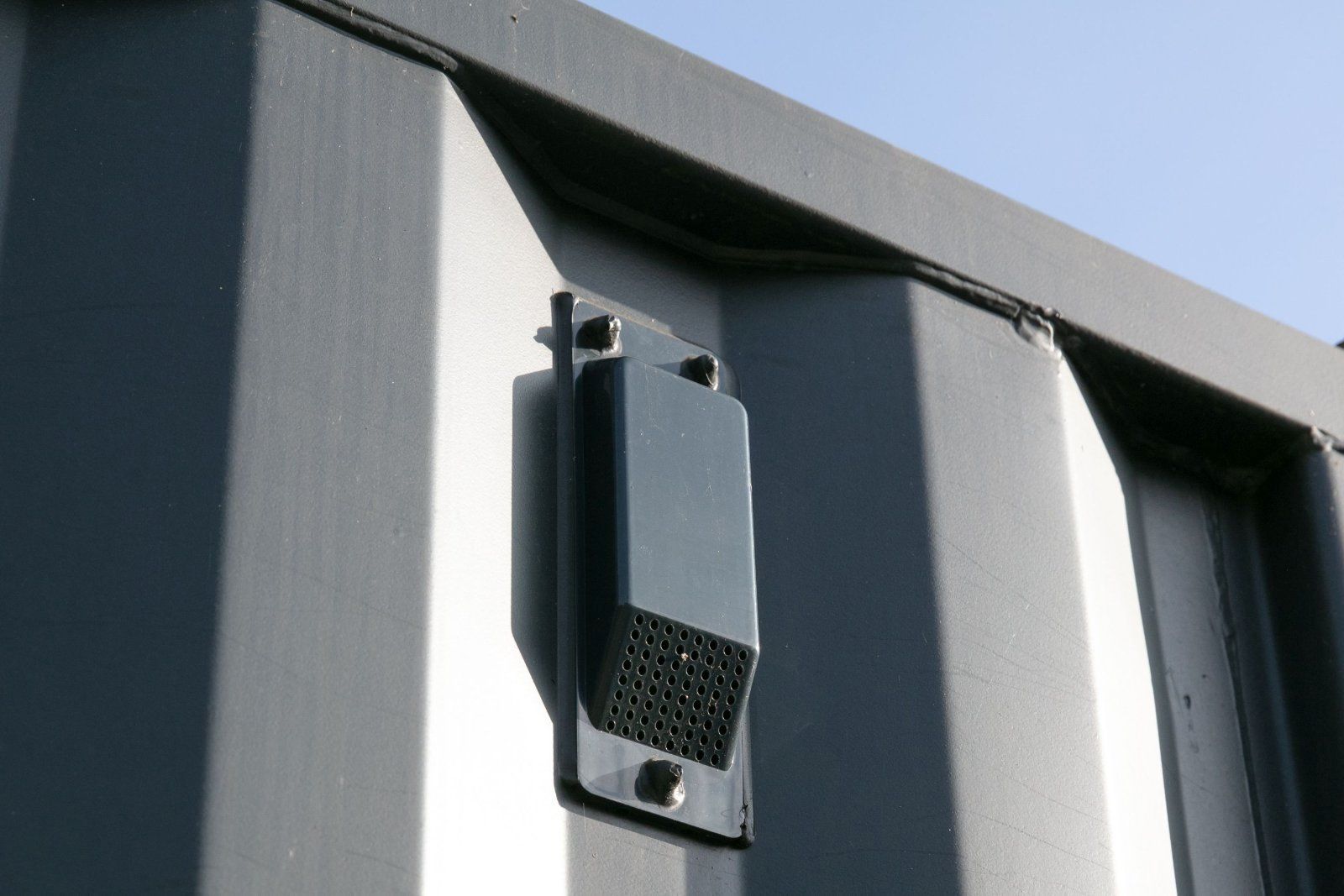 Grauer 20-Fuß-Seecontainer, neuwertig