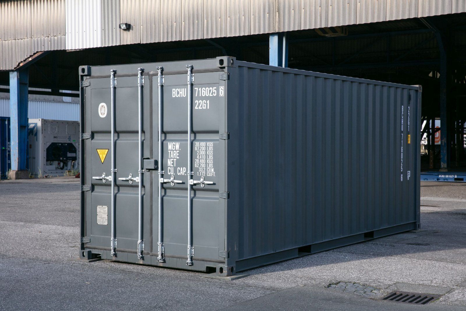 Grauer 20-Fuß-Seecontainer, neuwertig