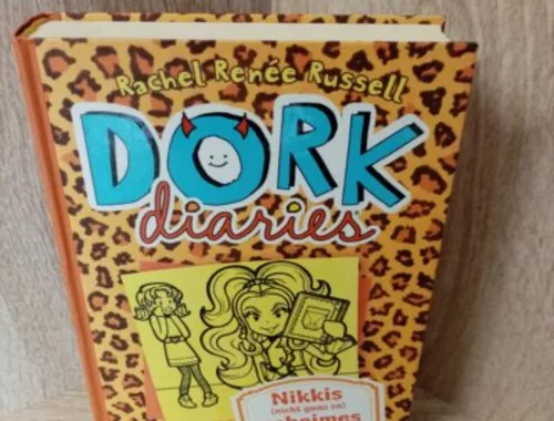 DORK Diaries, Band 09: Nikkis (nicht ganz so) geheimes Tagebuch