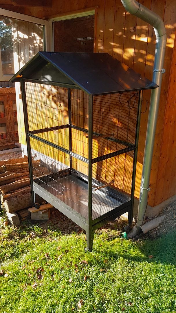 *Verschiedene Vogelvoliere*