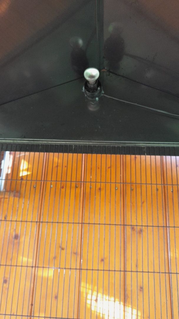 *Verschiedene Vogelvoliere*