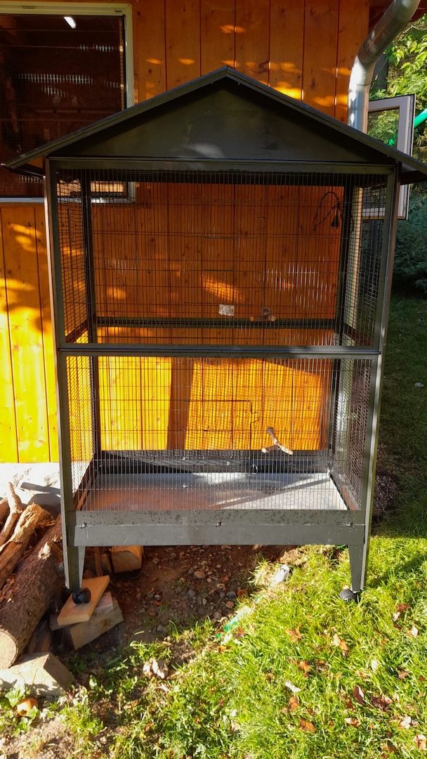 *Verschiedene Vogelvoliere*