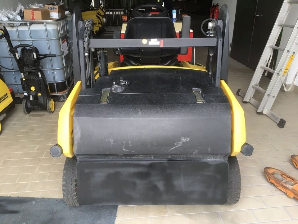 Kärcher Kehrsaugmaschine KM 120150 R Diesel