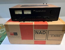 NAD C 3050 Stereo-Vollverstärker Walnuss/Schwarz