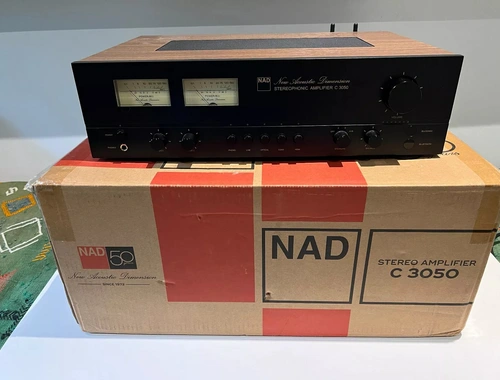 NAD C 3050 Stereo-Vollverstärker Walnuss/Schwarz