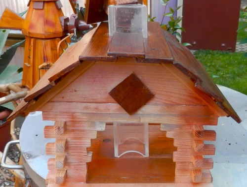 schönes Vogelfutterhaus mit Futterspender