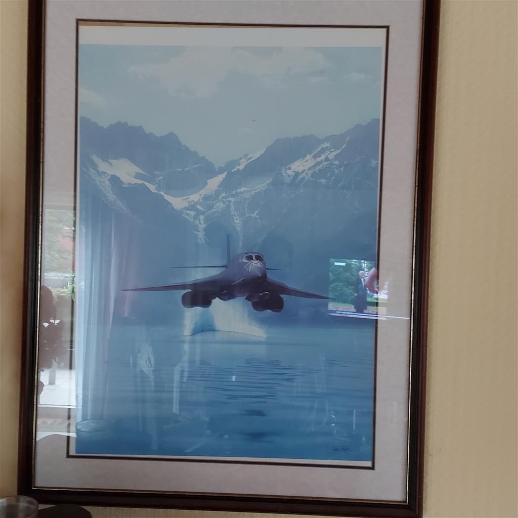 gerahmtes Bild B2b Bomber im Tiefflug über einen See