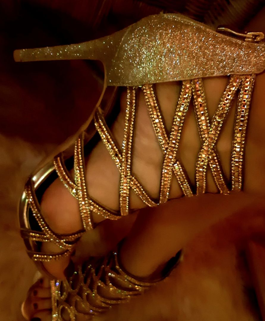 natürlich dominante Psych-Studentin sucht devote W****-Luder BUSCHIG & CURVY