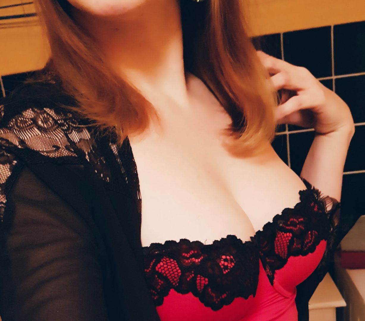 natürlich dominante Psych-Studentin sucht devote W****-Luder BUSCHIG & CURVY