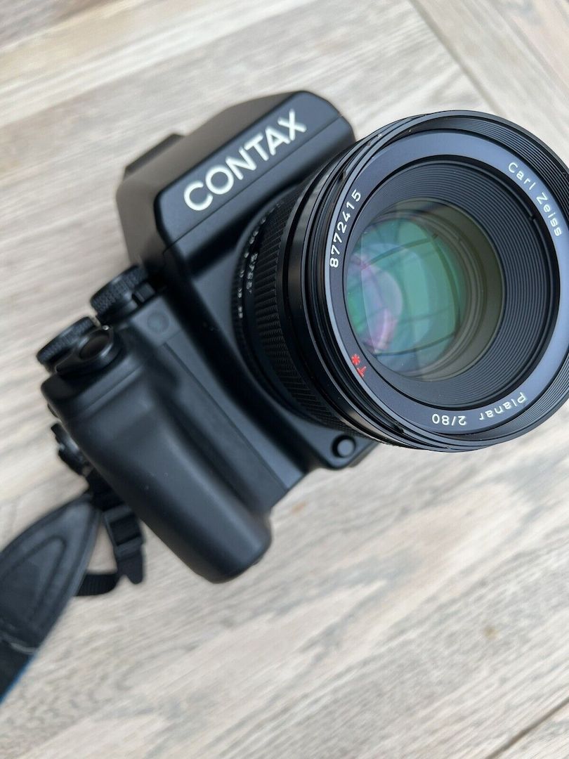 Contax 645 Mittelformat-Filmkamera mit Carl Zeiss Objektiv 80 mm f/2,0