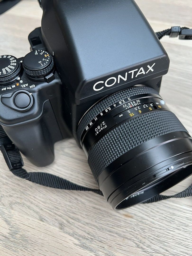 Contax 645 Mittelformat-Filmkamera mit Carl Zeiss Objektiv 80 mm f/2,0