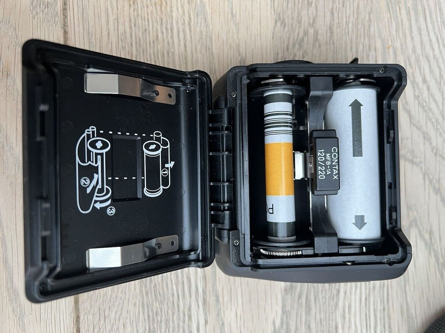 Contax 645 Mittelformat-Filmkamera mit Carl Zeiss Objektiv 80 mm f/2,0