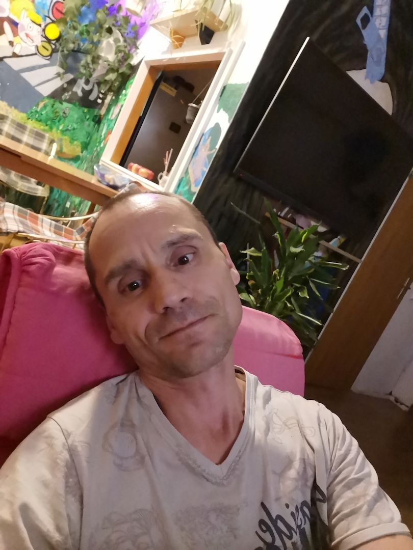 er sucht eine schon aus Frau