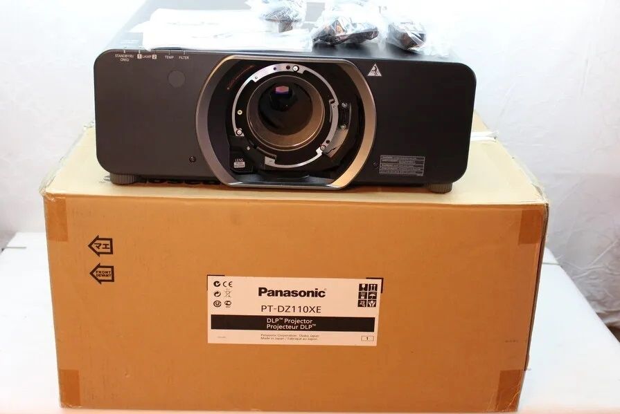 Panasonic PT-DZ110XE/PT-DZ8700*3-DLP Beamer Projektor