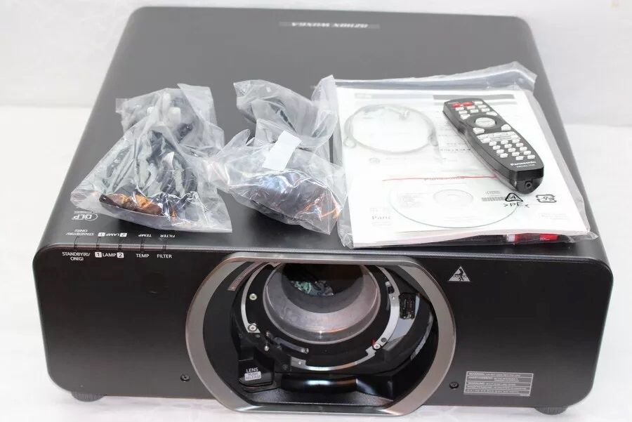 Panasonic PT-DZ110XE/PT-DZ8700*3-DLP Beamer Projektor