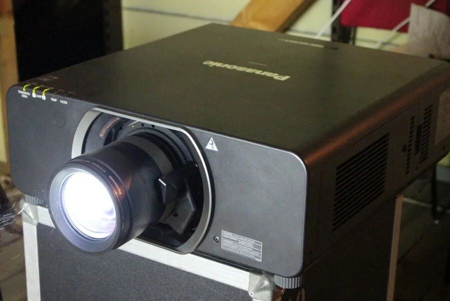 Panasonic PT-DZ110XE/PT-DZ8700*3-DLP Beamer Projektor