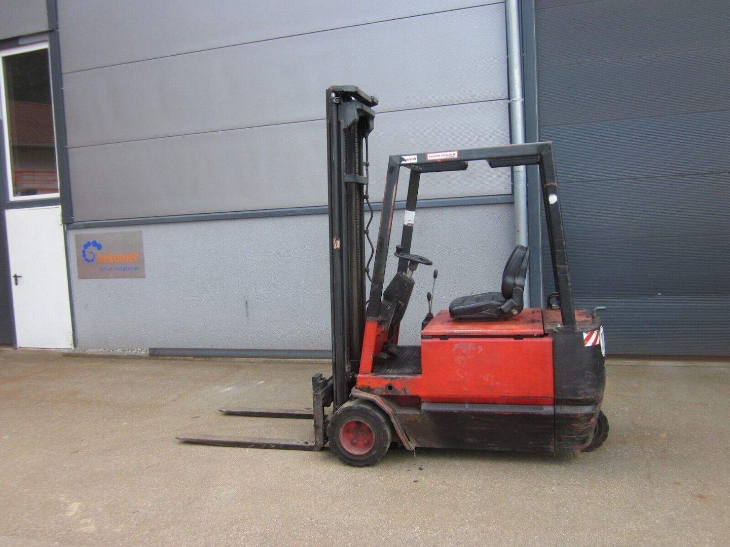 Elektrostapler Frontstapler Dreiradstapler LINDE E18 1,8t410cm Batterie 2019