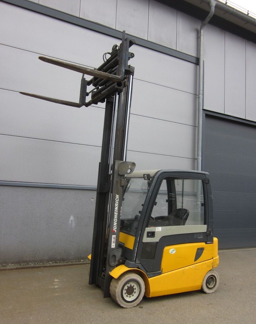 Elektrostapler Frontstapler JUNGHEINRICH EFG VAC30 3t3,3m Zinkenversteller