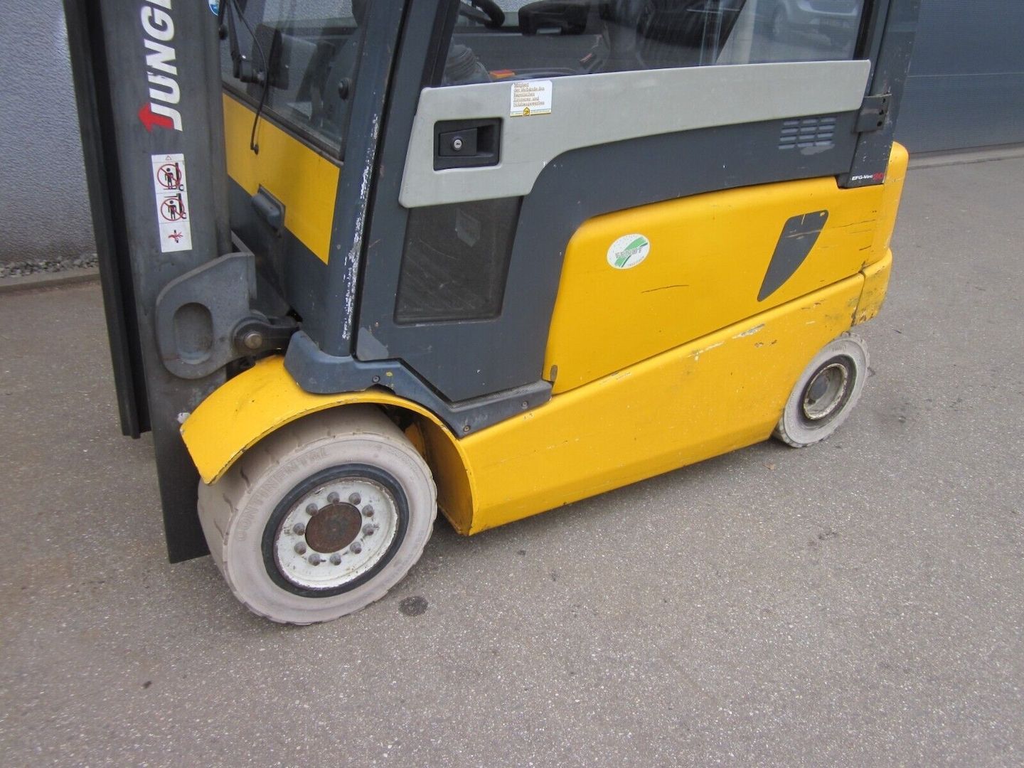 Elektrostapler Frontstapler JUNGHEINRICH EFG VAC30 3t3,3m Zinkenversteller