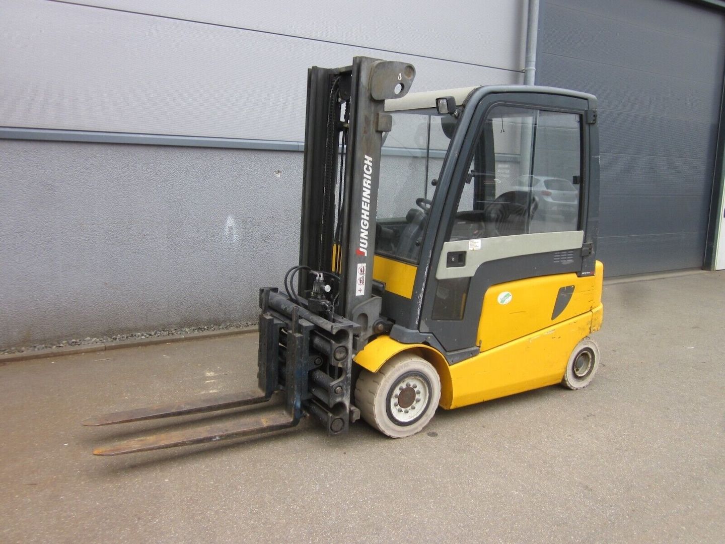 Elektrostapler Frontstapler JUNGHEINRICH EFG VAC30 3t3,3m Zinkenversteller