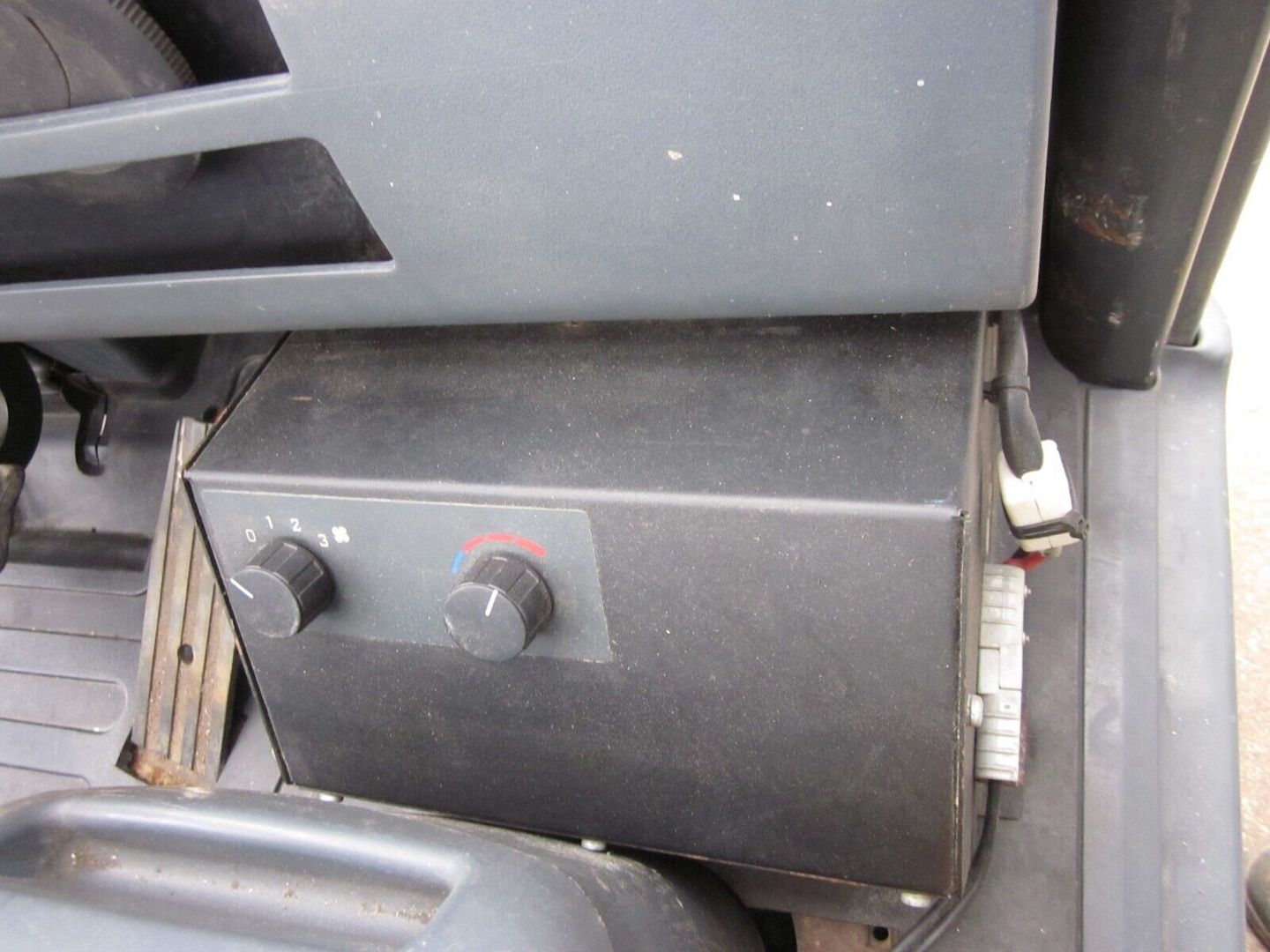 Elektrostapler Frontstapler JUNGHEINRICH EFG VAC30 3t3,3m Zinkenversteller