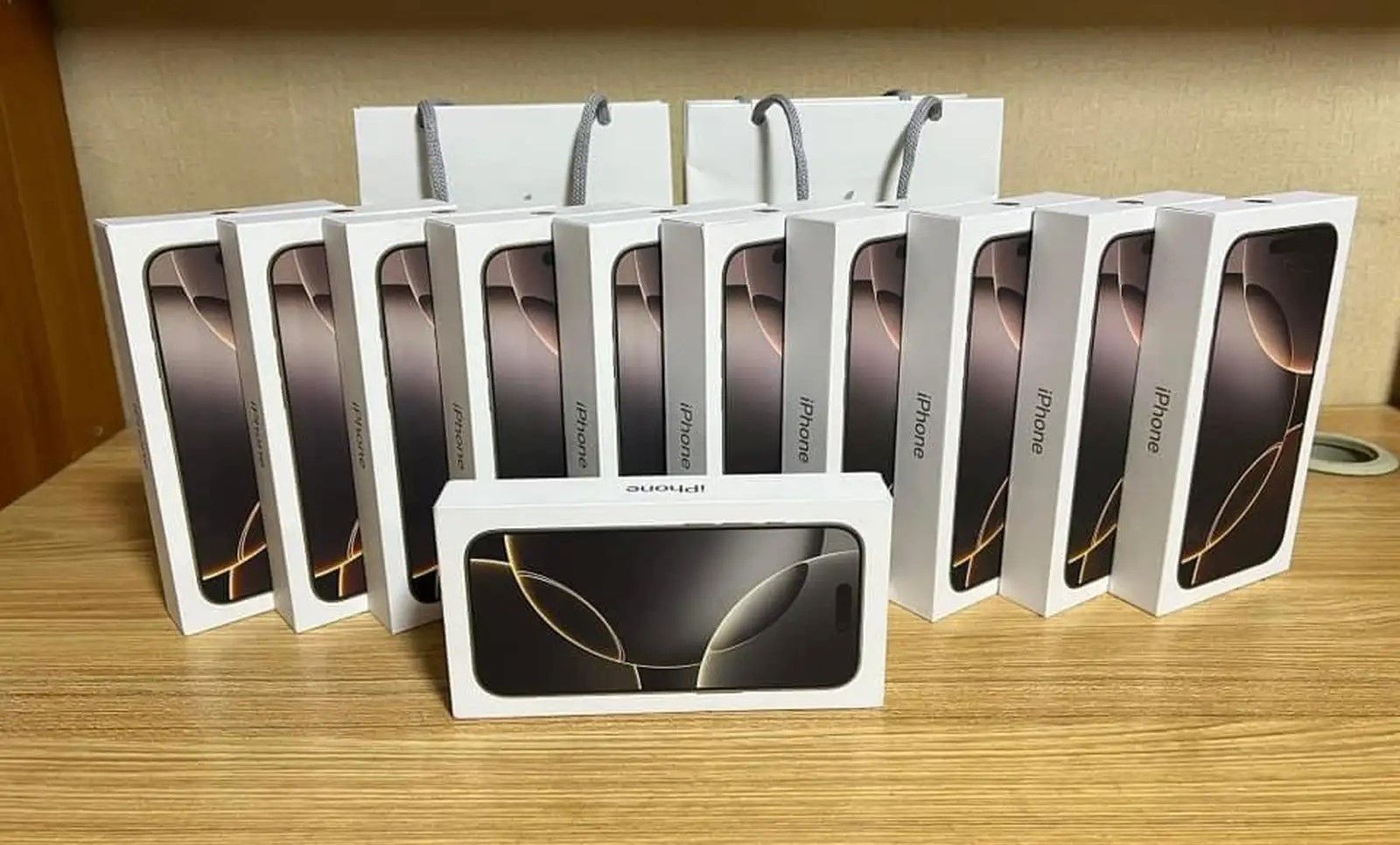 Apple iPhone 16 Pro 128GB = 600EUR, iPhone 16 Pro Max 256GB = 700EUR, iPhone 16 128GB = 470EUR
