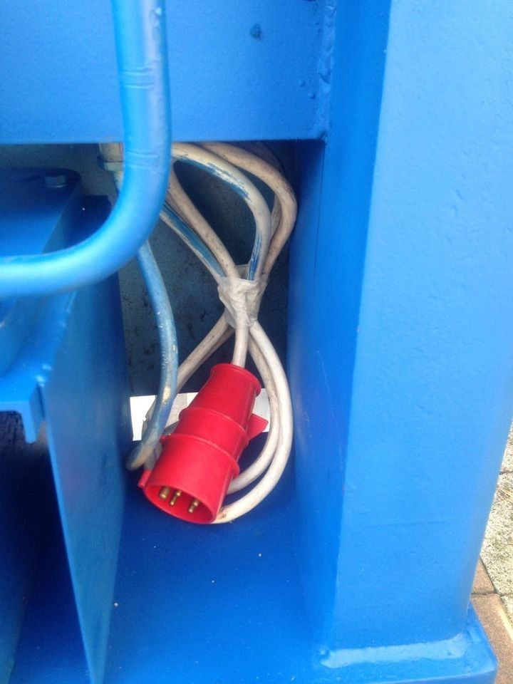 Heißprägemaschine mit Prägepresse und Koltzwerkzeug von Utsch