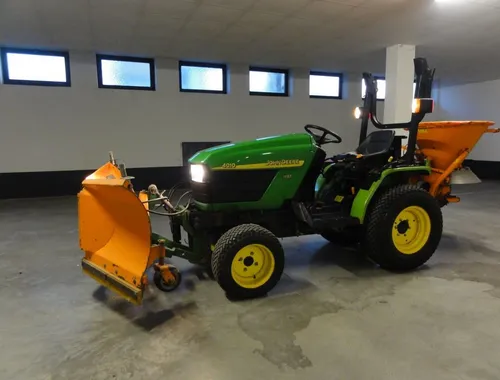 John Deere 4010 Allrad Winterdienst-Traktor Räumschild+Streuer Bj. 2006