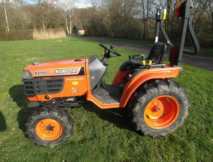 Kubota B 2100 HST Allrad Servo Mähdeck Rasenmäher Wiesenmäher Traktor Mähwerk