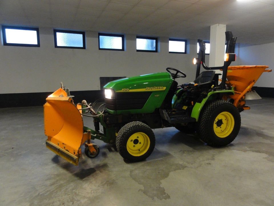 John Deere 4010 Allrad Winterdienst-Traktor Räumschild+Streuer Bj. 2006