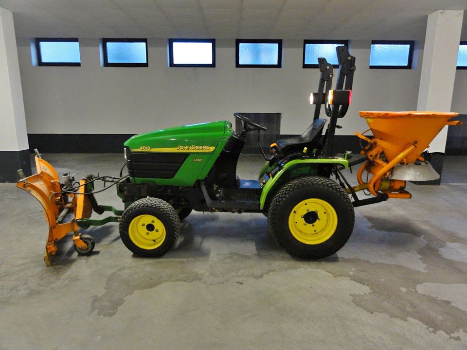 John Deere 4010 Allrad Winterdienst-Traktor Räumschild+Streuer Bj. 2006