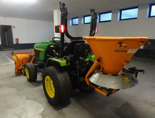 John Deere 4010 Allrad Winterdienst-Traktor Räumschild+Streuer Bj. 2006