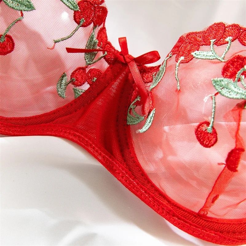 Luxuriöses Dessous-Set - Zarte Verführung in Rot