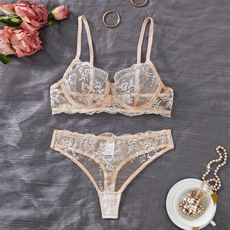 transparentes Dessous-Set - Zarte Verführung mit Stickerei