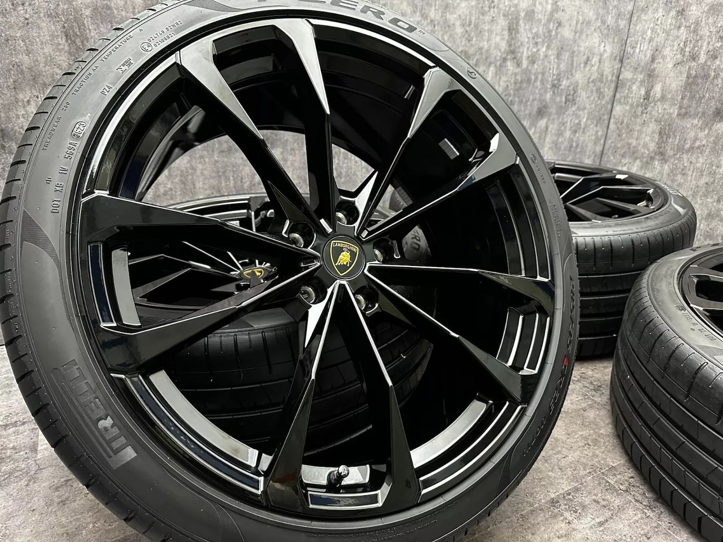 23" Lamborghini Urus MY24 taigete geschmiedete schwarze Räder